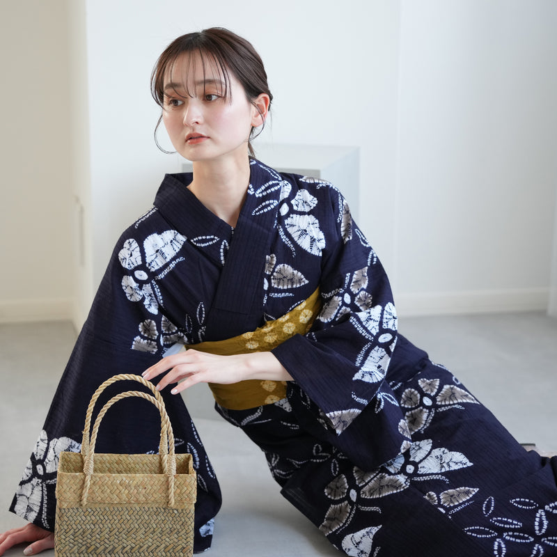 【 utatane 有松絞り 浴衣3点セット ( ゆかた・帯・下駄 ) 名桐商店/ 染色 北條染工/生地　知多木綿 濃紺に蝶】フリーサイズ　極み 伝統工芸 日本製  国内縫製 手縫い併用 （5010258311）