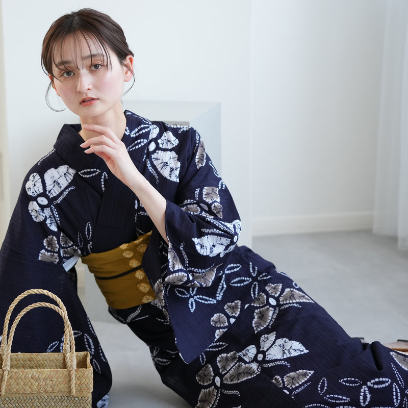 【 utatane 有松絞り 浴衣3点セット ( ゆかた・帯・下駄 ) 名桐商店/ 染色 北條染工/生地　知多木綿 濃紺に蝶】フリーサイズ　極み 伝統工芸 日本製  国内縫製 手縫い併用 （5010258311）