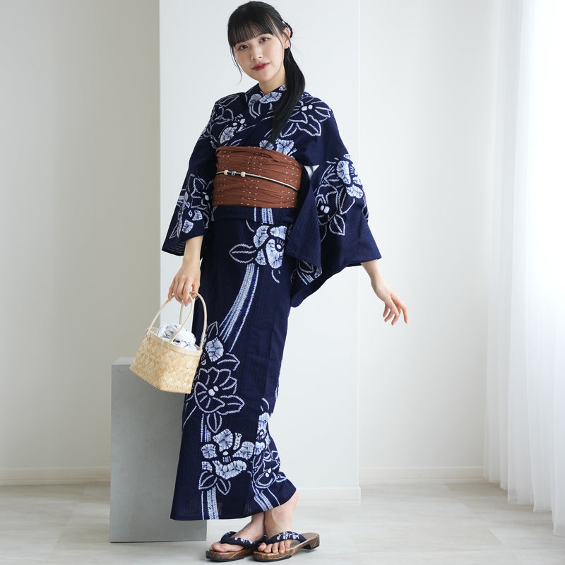 【 utatane 有松絞り 浴衣3点セット ( ゆかた・帯・下駄 ) 絞り 名桐商店/ 染色 北條染工/生地　知多木綿 巻き上げ入り縫い絞り　流れる椿　紺】フリーサイズ　極み 伝統工芸 日本製 国内縫製 手縫い併用  （5010258411）