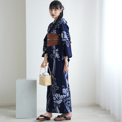 【 utatane 有松絞り 浴衣3点セット ( ゆかた・帯・下駄 ) 絞り 名桐商店/ 染色 北條染工/生地　知多木綿 巻き上げ入り縫い絞り　流れる椿　紺】フリーサイズ　極み 伝統工芸 日本製 国内縫製 手縫い併用  （5010258411）