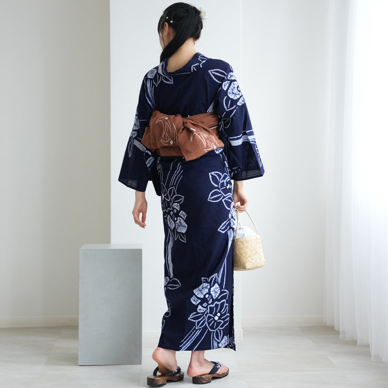【 utatane 有松絞り 浴衣3点セット ( ゆかた・帯・下駄 ) 絞り 名桐商店/ 染色 北條染工/生地　知多木綿 巻き上げ入り縫い絞り　流れる椿　紺】フリーサイズ　極み 伝統工芸 日本製 国内縫製 手縫い併用  （5010258411）