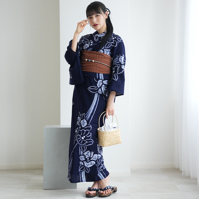 【 utatane 有松絞り 浴衣3点セット ( ゆかた・帯・下駄 ) 絞り 名桐商店/ 染色 北條染工/生地　知多木綿 巻き上げ入り縫い絞り　流れる椿　紺】フリーサイズ　極み 伝統工芸 日本製 国内縫製 手縫い併用  （5010258411）