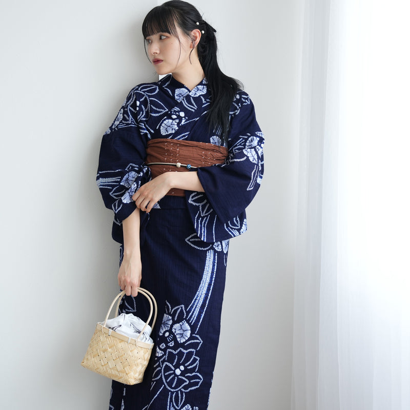 【 utatane 有松絞り 浴衣3点セット ( ゆかた・帯・下駄 ) 絞り 名桐商店/ 染色 北條染工/生地　知多木綿 巻き上げ入り縫い絞り　流れる椿　紺】フリーサイズ　極み 伝統工芸 日本製 国内縫製 手縫い併用  （5010258411）