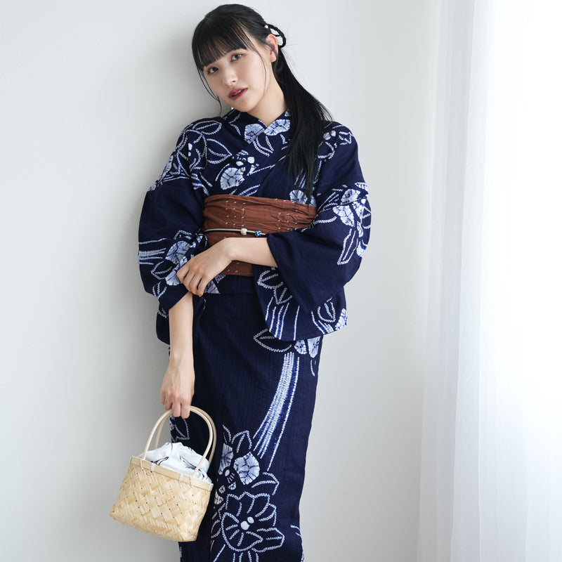 【 utatane 有松絞り 浴衣3点セット ( ゆかた・帯・下駄 ) 絞り 名桐商店/ 染色 北條染工/生地　知多木綿 巻き上げ入り縫い絞り　流れる椿　紺】フリーサイズ　極み 伝統工芸 日本製 国内縫製 手縫い併用  （5010258411）