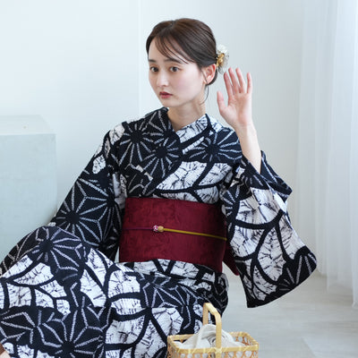 【 utatane 有松絞り 浴衣3点セット ( ゆかた・帯・下駄 ) 名桐商店/ 染色 北條染工/生地　知多木綿 巻き上げ絞り 麻の葉芭蕉 黒】フリーサイズ　極み 伝統工芸 日本製  国内縫製 手縫い併用 （5010258511）
