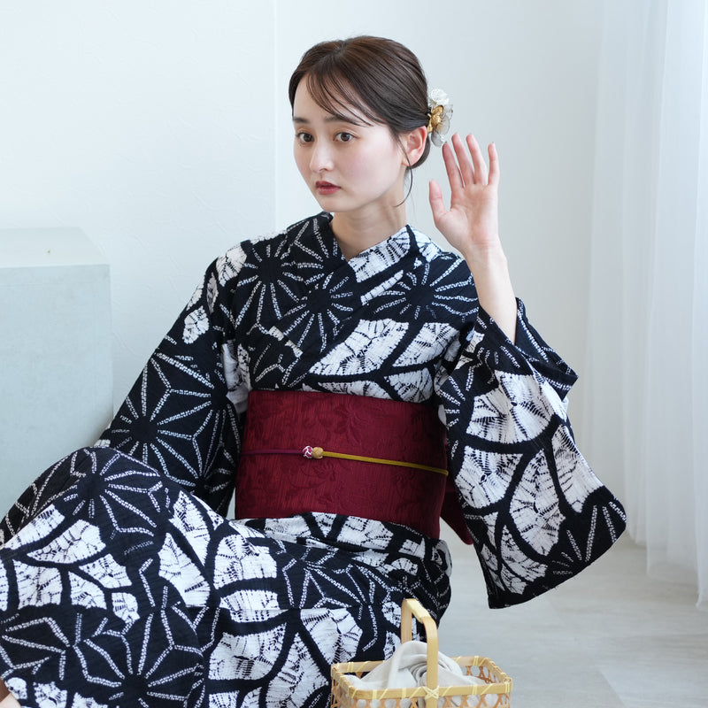 【 utatane 有松絞り 浴衣3点セット ( ゆかた・帯・下駄 ) 名桐商店/ 染色 北條染工/生地　知多木綿 巻き上げ絞り 麻の葉芭蕉 黒】フリーサイズ　極み 伝統工芸 日本製  国内縫製 手縫い併用 （5010258511）