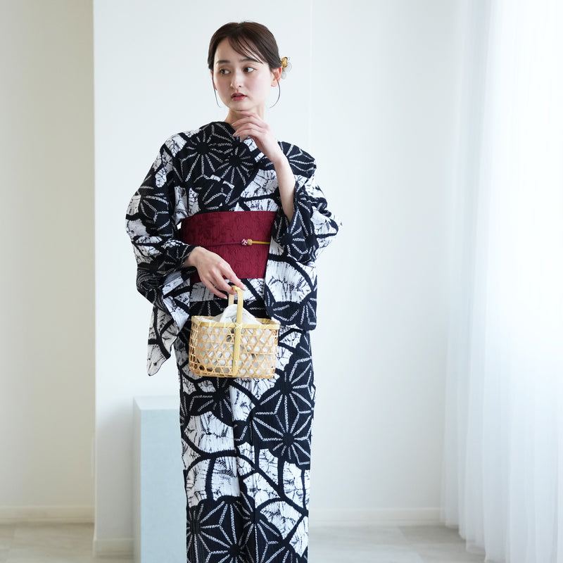 【 utatane 有松絞り 浴衣3点セット ( ゆかた・帯・下駄 ) 名桐商店/ 染色 北條染工/生地　知多木綿 巻き上げ絞り 麻の葉芭蕉 黒】フリーサイズ　極み 伝統工芸 日本製  国内縫製 手縫い併用 （5010258511）
