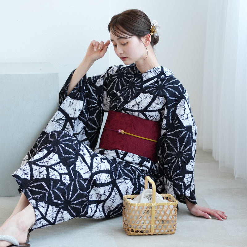 【 utatane 有松絞り 浴衣3点セット ( ゆかた・帯・下駄 ) 名桐商店/ 染色 北條染工/生地　知多木綿 巻き上げ絞り 麻の葉芭蕉 黒】フリーサイズ　極み 伝統工芸 日本製  国内縫製 手縫い併用 （5010258511）