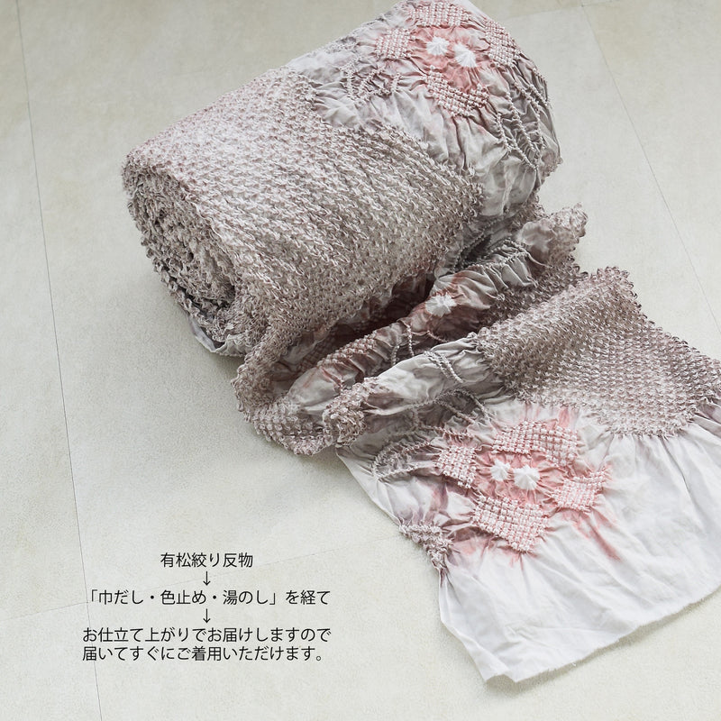 【 utatane 有松絞り 浴衣3点セット ( ゆかた・帯・下駄 ) グレイッシュピンクに流れる花】フリーサイズ　特選シリーズ 伝統工芸 日本製 国内縫製 手縫い併用  （5010260111）