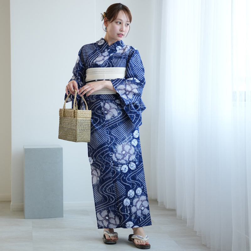 【 utatane 有松絞り 浴衣3点セット ( ゆかた・帯・下駄 ) 紺色に流水花】フリーサイズ　特選シリーズ 伝統工芸 日本製 国内縫製 手縫い併用  （5010260511）