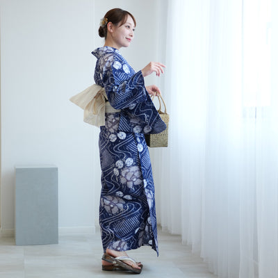 【 utatane 有松絞り 浴衣3点セット ( ゆかた・帯・下駄 ) 紺色に流水花】フリーサイズ　特選シリーズ 伝統工芸 日本製 国内縫製 手縫い併用  （5010260511）