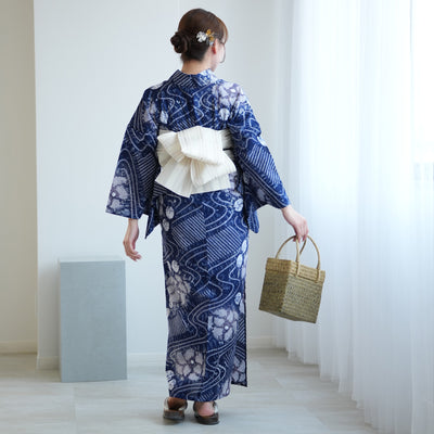 【 utatane 有松絞り 浴衣3点セット ( ゆかた・帯・下駄 ) 紺色に流水花】フリーサイズ　特選シリーズ 伝統工芸 日本製 国内縫製 手縫い併用  （5010260511）