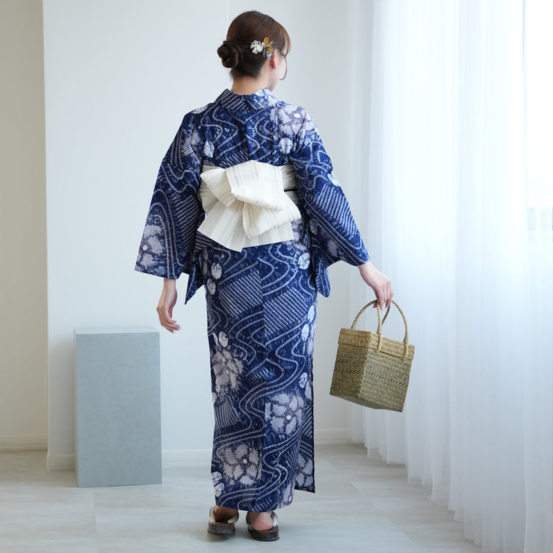 【 utatane 有松絞り 浴衣3点セット ( ゆかた・帯・下駄 ) 紺色に流水花】フリーサイズ　特選シリーズ 伝統工芸 日本製 国内縫製 手縫い併用  （5010260511）