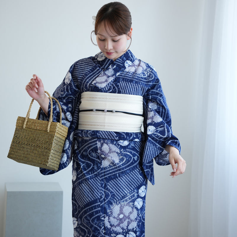【 utatane 有松絞り 浴衣3点セット ( ゆかた・帯・下駄 ) 紺色に流水花】フリーサイズ　特選シリーズ 伝統工芸 日本製 国内縫製 手縫い併用  （5010260511）