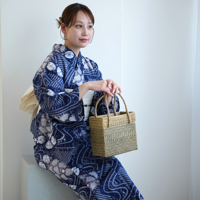 【 utatane 有松絞り 浴衣3点セット ( ゆかた・帯・下駄 ) 紺色に流水花】フリーサイズ　特選シリーズ 伝統工芸 日本製 国内縫製 手縫い併用  （5010260511）