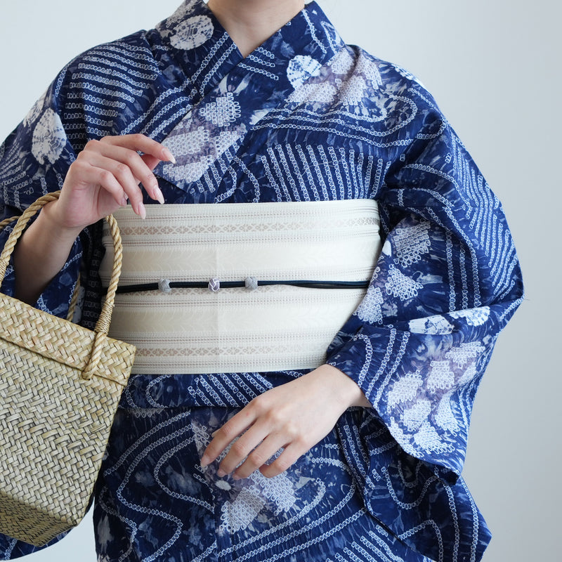 【 utatane 有松絞り 浴衣3点セット ( ゆかた・帯・下駄 ) 紺色に流水花】フリーサイズ　特選シリーズ 伝統工芸 日本製 国内縫製 手縫い併用  （5010260511）