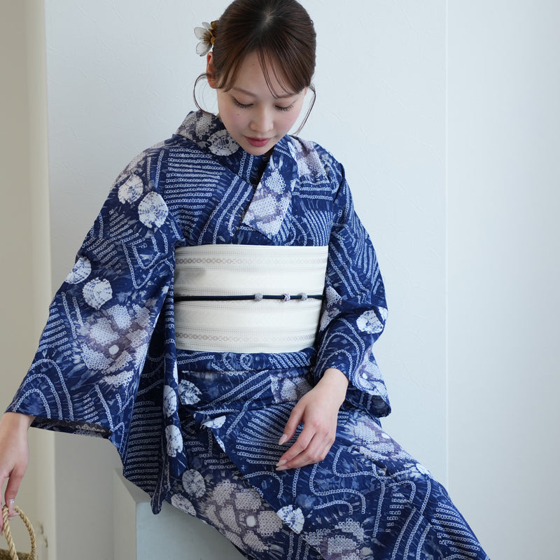 【 utatane 有松絞り 浴衣3点セット ( ゆかた・帯・下駄 ) 紺色に流水花】フリーサイズ　特選シリーズ 伝統工芸 日本製 国内縫製 手縫い併用  （5010260511）