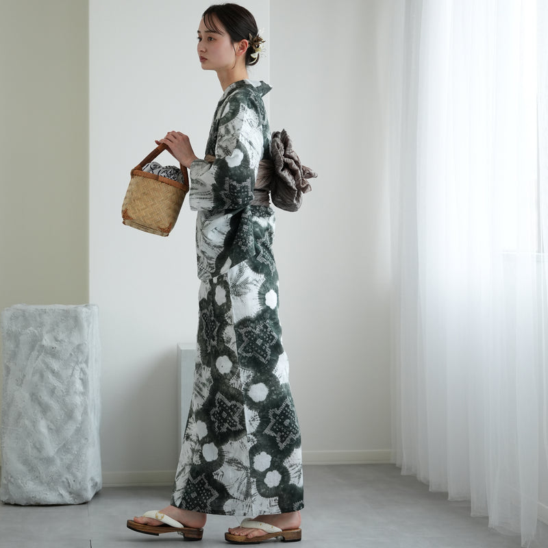 【 utatane 有松絞り 浴衣3点セット ( ゆかた・帯・下駄 ) 抹茶色の梵天】フリーサイズ　特選シリーズ 伝統工芸 日本製  紗献上 単衣帯  国内縫製 手縫い併用 （5010260611）