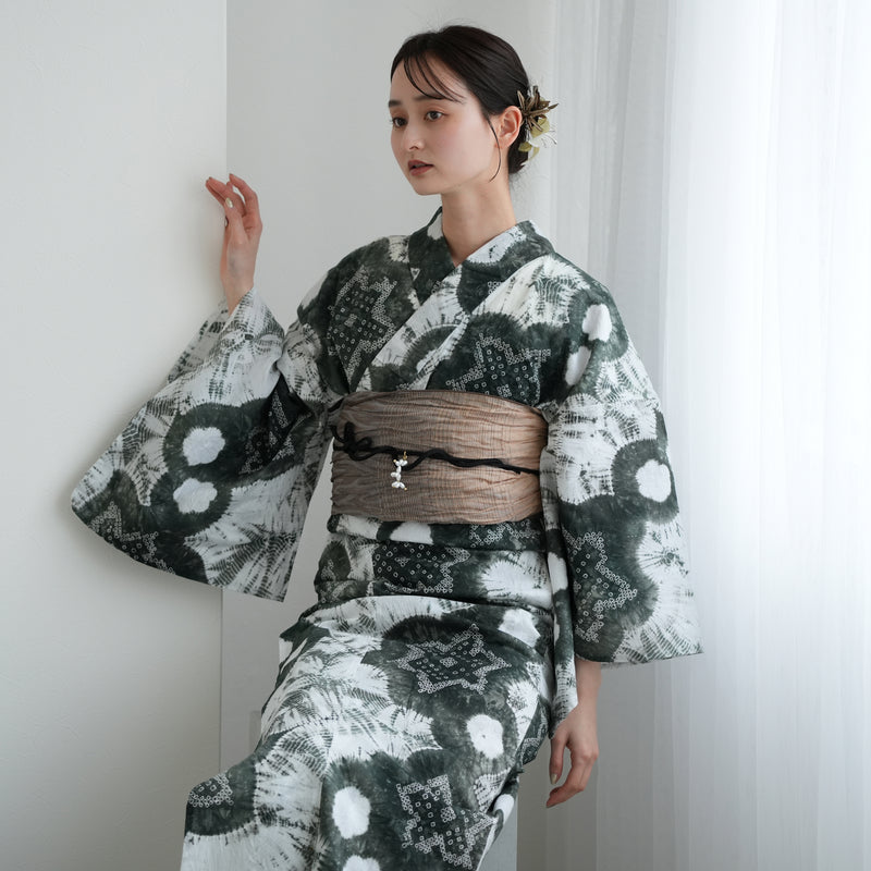 【 utatane 有松絞り 浴衣3点セット ( ゆかた・帯・下駄 ) 抹茶色の梵天】フリーサイズ　特選シリーズ 伝統工芸 日本製  紗献上 単衣帯  国内縫製 手縫い併用 （5010260611）