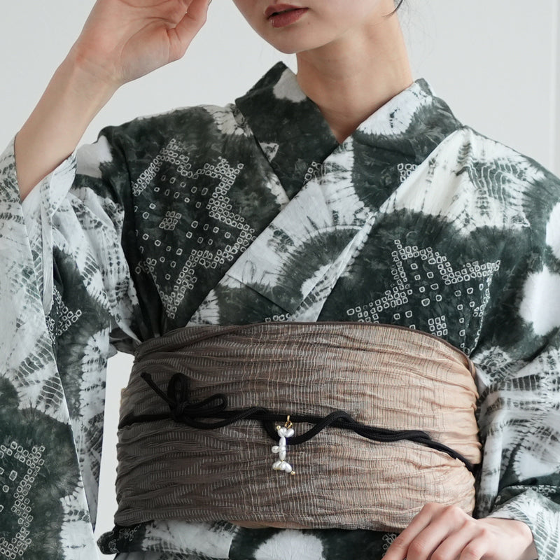 【 utatane 有松絞り 浴衣3点セット ( ゆかた・帯・下駄 ) 抹茶色の梵天】フリーサイズ　特選シリーズ 伝統工芸 日本製  紗献上 単衣帯  国内縫製 手縫い併用 （5010260611）