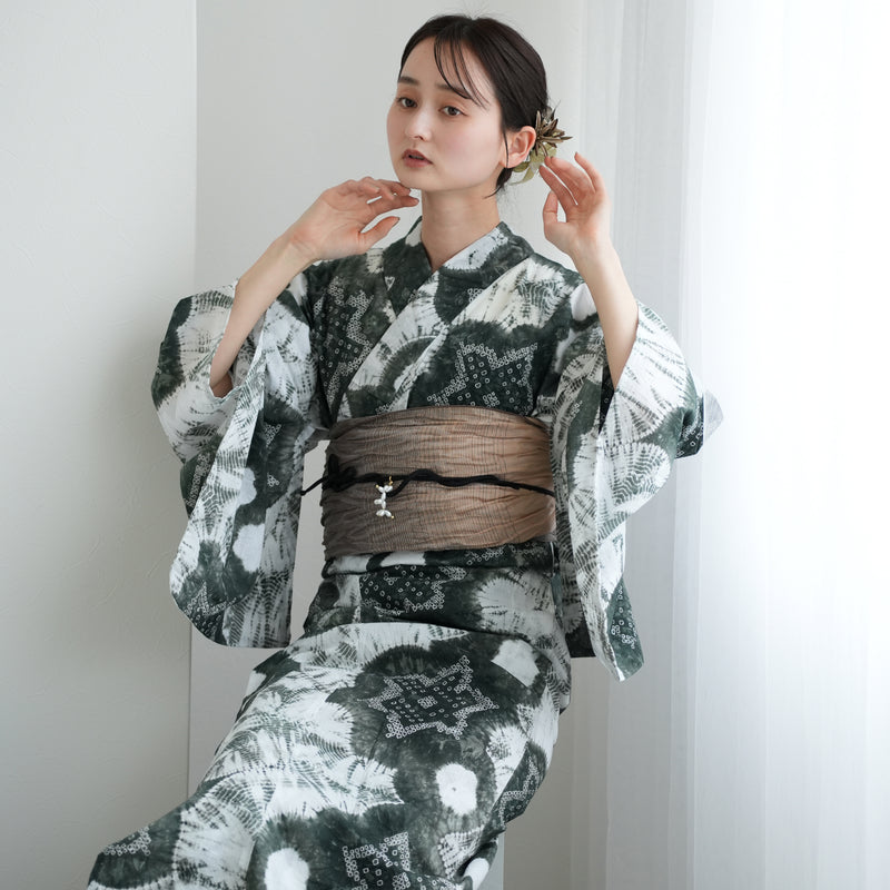 【 utatane 有松絞り 浴衣3点セット ( ゆかた・帯・下駄 ) 抹茶色の梵天】フリーサイズ　特選シリーズ 伝統工芸 日本製  紗献上 単衣帯  国内縫製 手縫い併用 （5010260611）