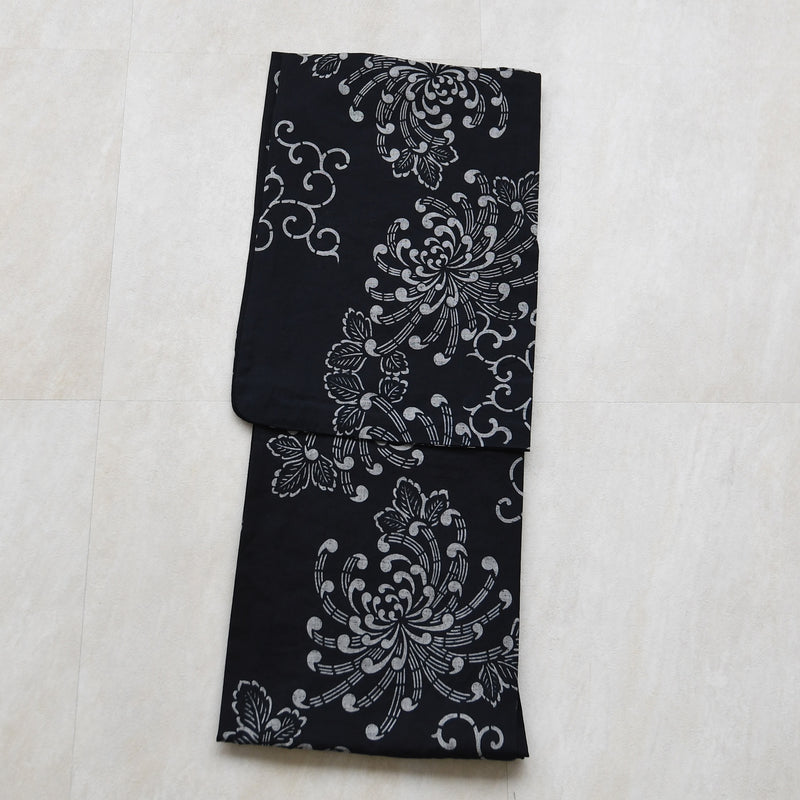 【utatane×注染工房 浴衣3点セット（ゆかた・帯・下駄）赤坂紬 黒地に古典乱菊】フリーサイズ  日本製 小幅生地使用 特選シリーズ 注染 本染め  手縫い併用国内縫製 奈良の職人さんの手染め （5010261011）山崎江莉（@o10913)ちゃん着用！