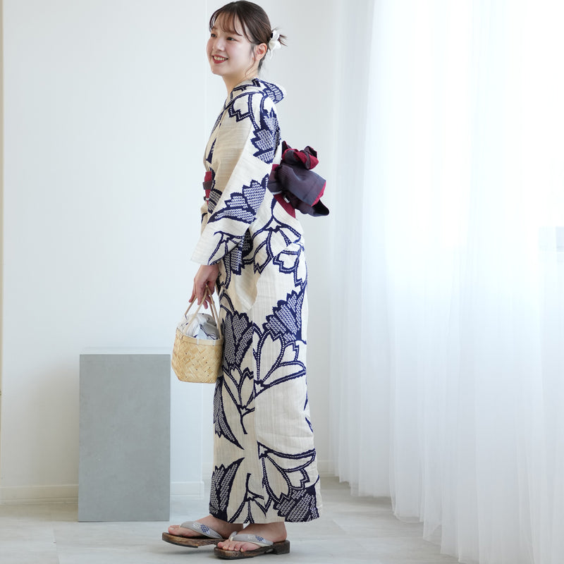 【utatane×注染工房 浴衣3点セット（ゆかた・帯・下駄） 先染めベージュに紺の横見桜】フリーサイズ  日本製 小幅生地使用 特選シリーズ 注染 本染め  手縫い併用国内縫製 奈良の職人さんの手染め （5010261311）