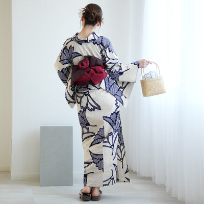 【utatane×注染工房 浴衣3点セット（ゆかた・帯・下駄） 先染めベージュに紺の横見桜】フリーサイズ  日本製 小幅生地使用 特選シリーズ 注染 本染め  手縫い併用国内縫製 奈良の職人さんの手染め （5010261311）