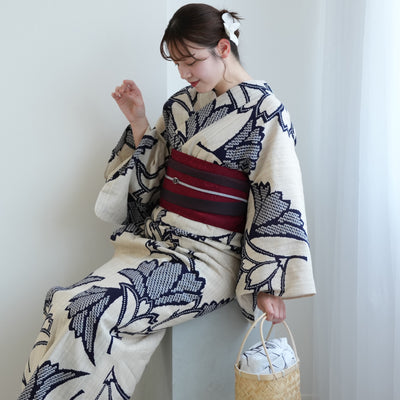 【utatane×注染工房 浴衣3点セット（ゆかた・帯・下駄） 先染めベージュに紺の横見桜】フリーサイズ  日本製 小幅生地使用 特選シリーズ 注染 本染め  手縫い併用国内縫製 奈良の職人さんの手染め （5010261311）