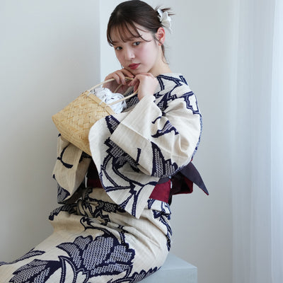【utatane×注染工房 浴衣3点セット（ゆかた・帯・下駄） 先染めベージュに紺の横見桜】フリーサイズ  日本製 小幅生地使用 特選シリーズ 注染 本染め  手縫い併用国内縫製 奈良の職人さんの手染め （5010261311）