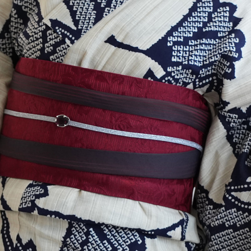 【utatane×注染工房 浴衣3点セット（ゆかた・帯・下駄） 先染めベージュに紺の横見桜】フリーサイズ  日本製 小幅生地使用 特選シリーズ 注染 本染め  手縫い併用国内縫製 奈良の職人さんの手染め （5010261311）