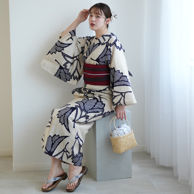 【utatane×注染工房 浴衣3点セット（ゆかた・帯・下駄） 先染めベージュに紺の横見桜】フリーサイズ  日本製 小幅生地使用 特選シリーズ 注染 本染め  手縫い併用国内縫製 奈良の職人さんの手染め （5010261311）
