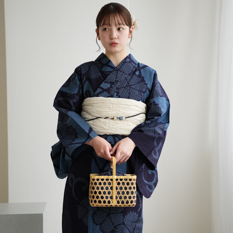 【utatane×注染工房 浴衣3点セット（ゆかた・帯・下駄）先染めベージュ　 赤坂紬　青藍にかごめなでしこ染め分け】フリーサイズ  日本製 小幅生地使用 特選シリーズ 注染 本染め  手縫い併用国内縫製 奈良の職人さんの手染め （5010261711）