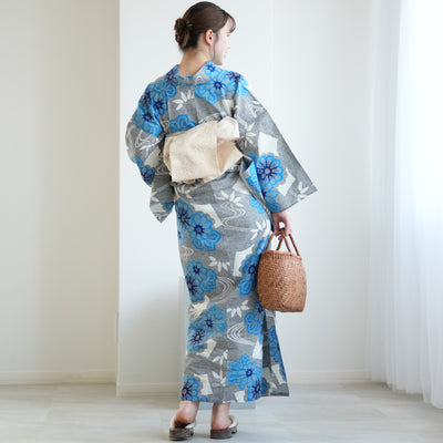 【utatane×注染工房 浴衣3点セット（ゆかた・帯・下駄） 赤坂紬　上品グレーに滲みブルーの小菊と扇面】フリーサイズ  日本製 小幅生地使用 特選シリーズ 注染 本染め  手縫い併用国内縫製 奈良の職人さんの手染め （5010263311）