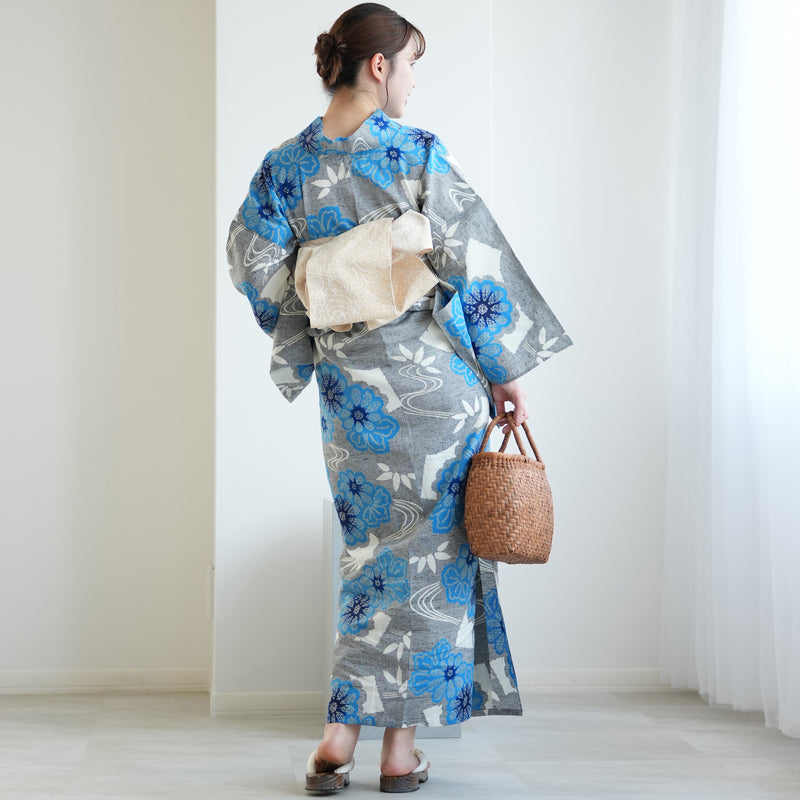 【utatane×注染工房 浴衣3点セット（ゆかた・帯・下駄） 赤坂紬　上品グレーに滲みブルーの小菊と扇面】フリーサイズ  日本製 小幅生地使用 特選シリーズ 注染 本染め  手縫い併用国内縫製 奈良の職人さんの手染め （5010263311）