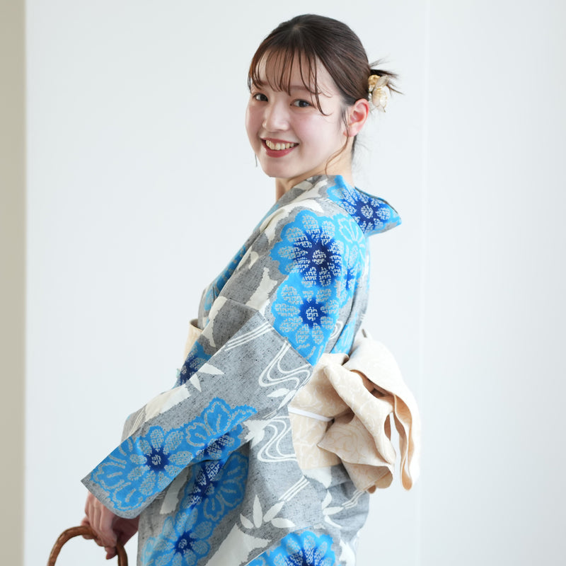 【utatane×注染工房 浴衣3点セット（ゆかた・帯・下駄） 赤坂紬　上品グレーに滲みブルーの小菊と扇面】フリーサイズ  日本製 小幅生地使用 特選シリーズ 注染 本染め  手縫い併用国内縫製 奈良の職人さんの手染め （5010263311）