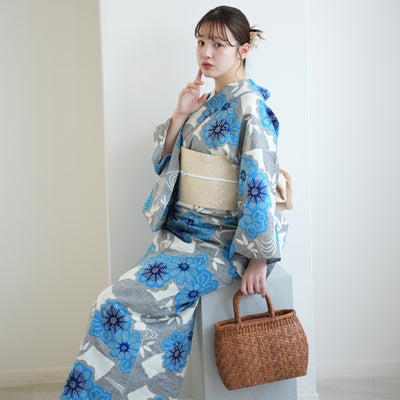 【utatane×注染工房 浴衣3点セット（ゆかた・帯・下駄） 赤坂紬　上品グレーに滲みブルーの小菊と扇面】フリーサイズ  日本製 小幅生地使用 特選シリーズ 注染 本染め  手縫い併用国内縫製 奈良の職人さんの手染め （5010263311）