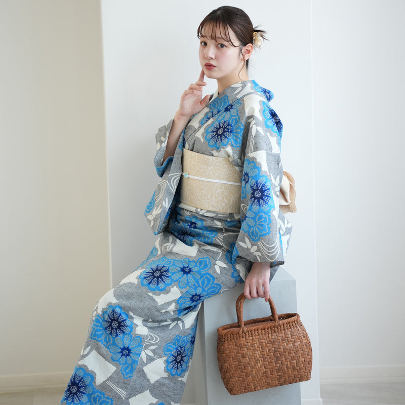 【utatane×注染工房 浴衣3点セット（ゆかた・帯・下駄） 赤坂紬　上品グレーに滲みブルーの小菊と扇面】フリーサイズ  日本製 小幅生地使用 特選シリーズ 注染 本染め  手縫い併用国内縫製 奈良の職人さんの手染め （5010263311）