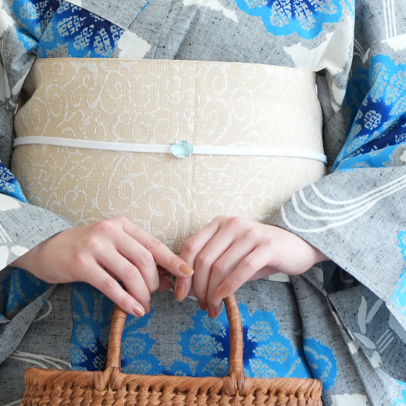 【utatane×注染工房 浴衣3点セット（ゆかた・帯・下駄） 赤坂紬　上品グレーに滲みブルーの小菊と扇面】フリーサイズ  日本製 小幅生地使用 特選シリーズ 注染 本染め  手縫い併用国内縫製 奈良の職人さんの手染め （5010263311）