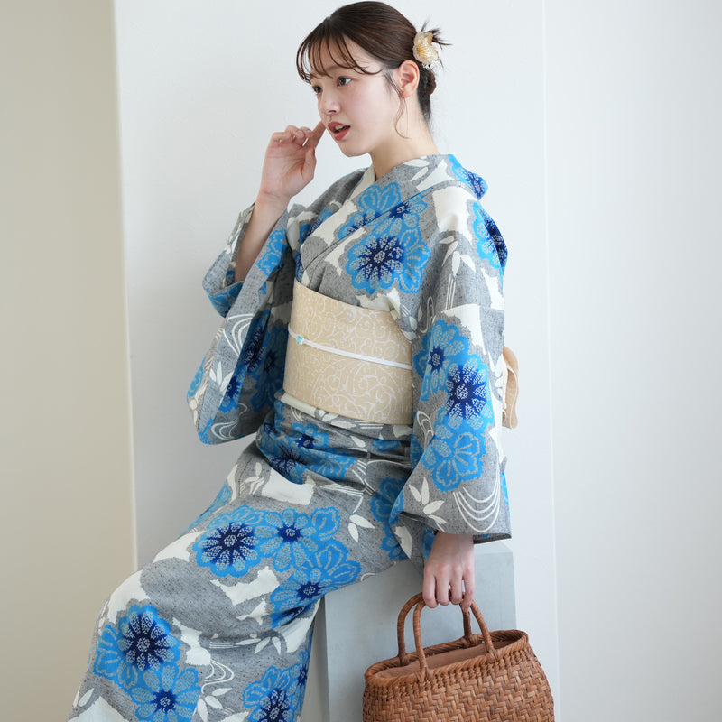 【utatane×注染工房 浴衣3点セット（ゆかた・帯・下駄） 赤坂紬　上品グレーに滲みブルーの小菊と扇面】フリーサイズ  日本製 小幅生地使用 特選シリーズ 注染 本染め  手縫い併用国内縫製 奈良の職人さんの手染め （5010263311）