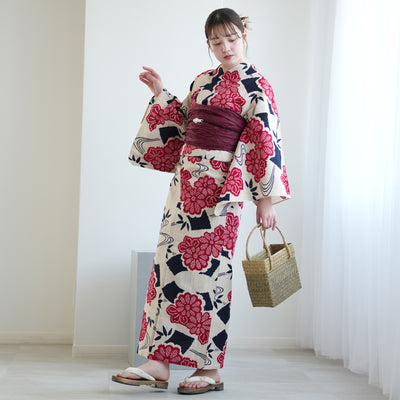 【utatane×注染工房 浴衣3点セット（ゆかた・帯・下駄）先染めベージュ　赤と黒の小菊と扇面】フリーサイズ  日本製 小幅生地使用 特選シリーズ 注染 本染め  手縫い併用国内縫製 奈良の職人さんの手染め （5010263411）