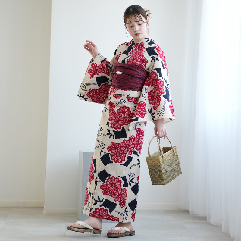 【utatane×注染工房 浴衣3点セット（ゆかた・帯・下駄）先染めベージュ　赤と黒の小菊と扇面】フリーサイズ  日本製 小幅生地使用 特選シリーズ 注染 本染め  手縫い併用国内縫製 奈良の職人さんの手染め （5010263411）