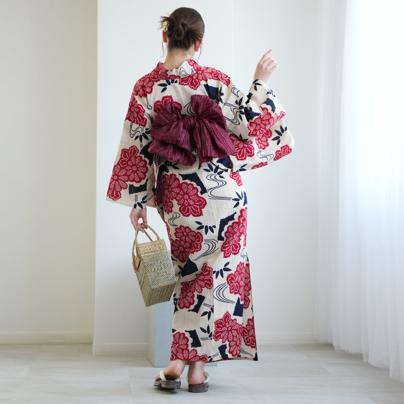 【utatane×注染工房 浴衣3点セット（ゆかた・帯・下駄）先染めベージュ　赤と黒の小菊と扇面】フリーサイズ  日本製 小幅生地使用 特選シリーズ 注染 本染め  手縫い併用国内縫製 奈良の職人さんの手染め （5010263411）