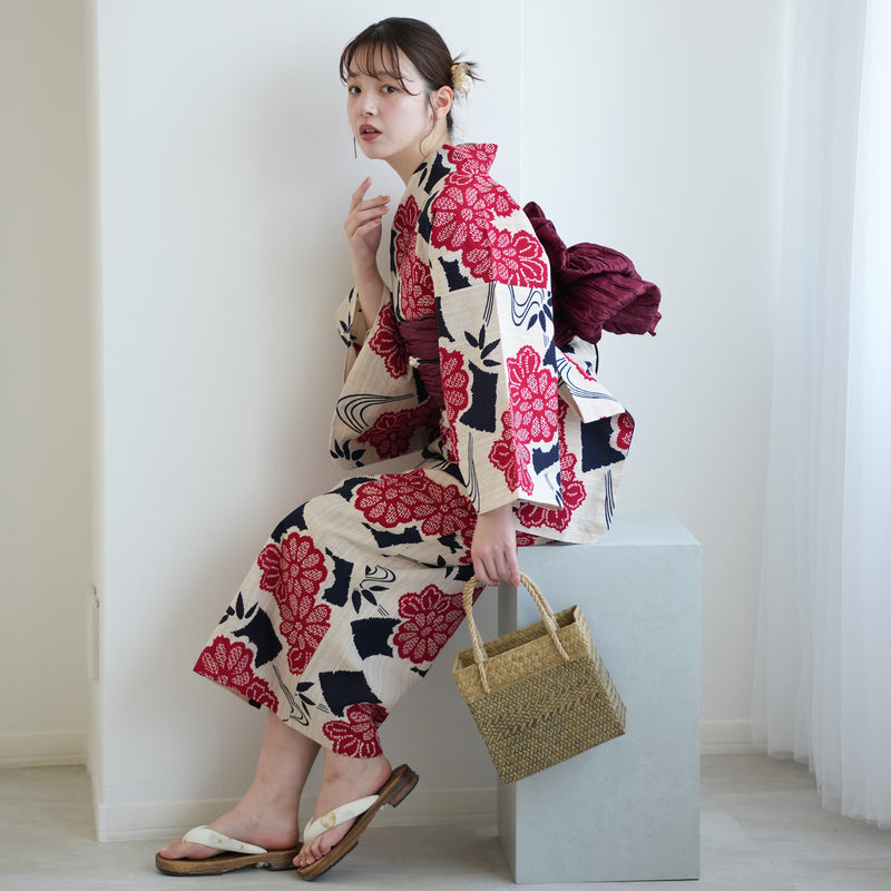 【utatane×注染工房 浴衣3点セット（ゆかた・帯・下駄）先染めベージュ　赤と黒の小菊と扇面】フリーサイズ  日本製 小幅生地使用 特選シリーズ 注染 本染め  手縫い併用国内縫製 奈良の職人さんの手染め （5010263411）