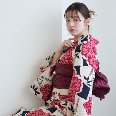 【utatane×注染工房 浴衣3点セット（ゆかた・帯・下駄）先染めベージュ　赤と黒の小菊と扇面】フリーサイズ  日本製 小幅生地使用 特選シリーズ 注染 本染め  手縫い併用国内縫製 奈良の職人さんの手染め （5010263411）