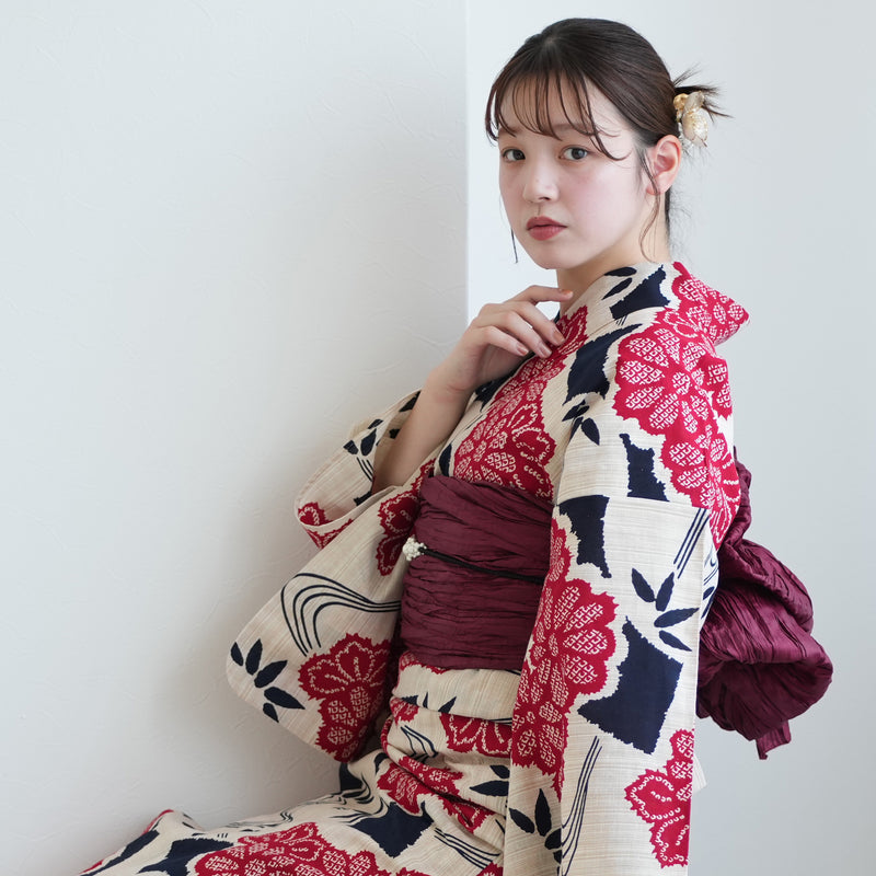 【utatane×注染工房 浴衣3点セット（ゆかた・帯・下駄）先染めベージュ　赤と黒の小菊と扇面】フリーサイズ  日本製 小幅生地使用 特選シリーズ 注染 本染め  手縫い併用国内縫製 奈良の職人さんの手染め （5010263411）