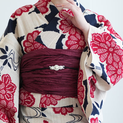 【utatane×注染工房 浴衣3点セット（ゆかた・帯・下駄）先染めベージュ　赤と黒の小菊と扇面】フリーサイズ  日本製 小幅生地使用 特選シリーズ 注染 本染め  手縫い併用国内縫製 奈良の職人さんの手染め （5010263411）