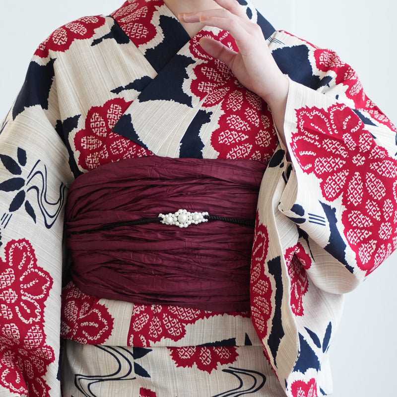 【utatane×注染工房 浴衣3点セット（ゆかた・帯・下駄）先染めベージュ　赤と黒の小菊と扇面】フリーサイズ  日本製 小幅生地使用 特選シリーズ 注染 本染め  手縫い併用国内縫製 奈良の職人さんの手染め （5010263411）