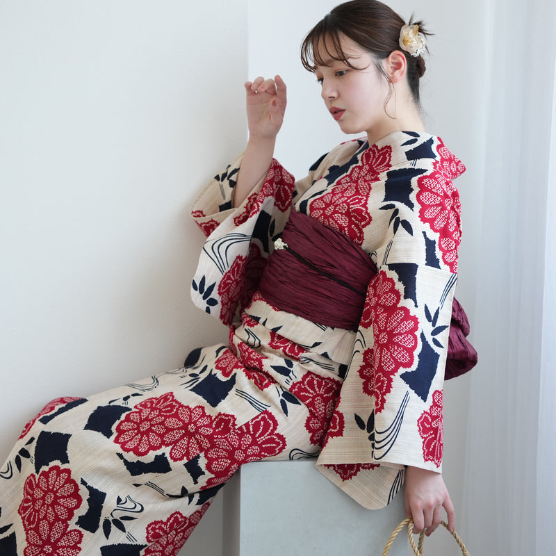 【utatane×注染工房 浴衣3点セット（ゆかた・帯・下駄）先染めベージュ　赤と黒の小菊と扇面】フリーサイズ  日本製 小幅生地使用 特選シリーズ 注染 本染め  手縫い併用国内縫製 奈良の職人さんの手染め （5010263411）