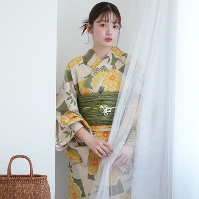 【utatane×注染工房 浴衣3点セット（ゆかた・帯・下駄）先染めベージュ　からしと抹茶の小菊と扇面】フリーサイズ  日本製 小幅生地使用 特選シリーズ 注染 本染め  手縫い併用国内縫製 奈良の職人さんの手染め （5010263511）